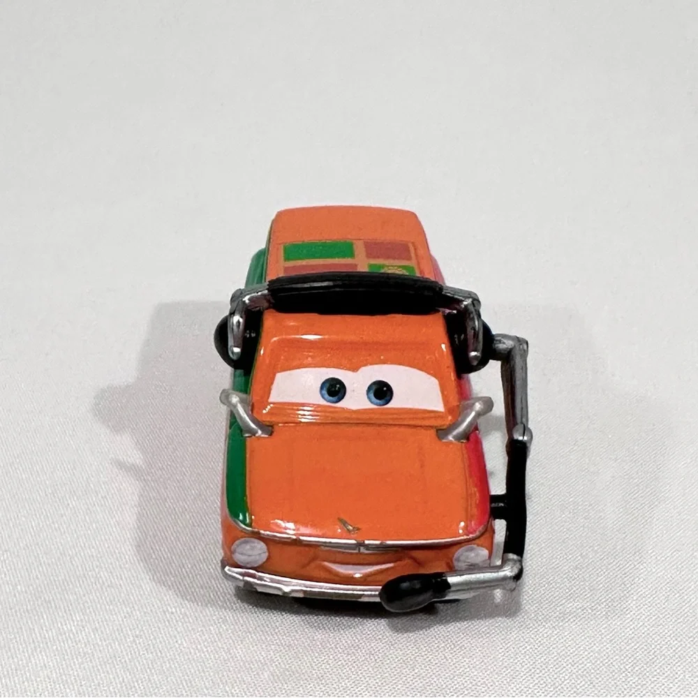 Disney Pixar Cars 2 Brian Gearlooski WGP Crew Chief Die-cast Mattel Rare